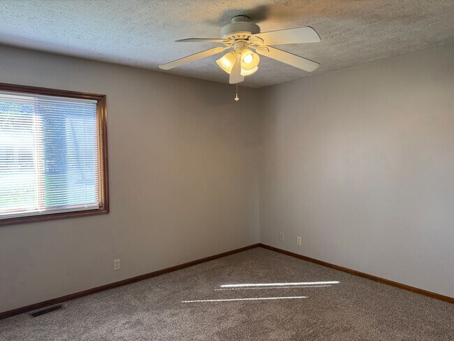 Building Photo - Omaha Rental Home Offering Modern Updates & Comfortable Living!