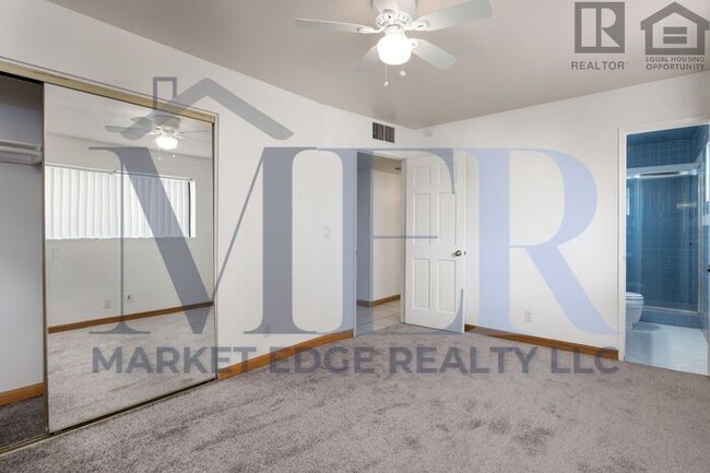 Building Photo - 3Bed/2Bath at 35th/Cactus! $1499 MOVE-IN S...