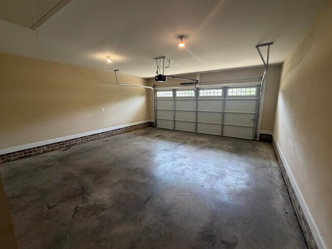 Building Photo - 2850 Foxcroft Cir