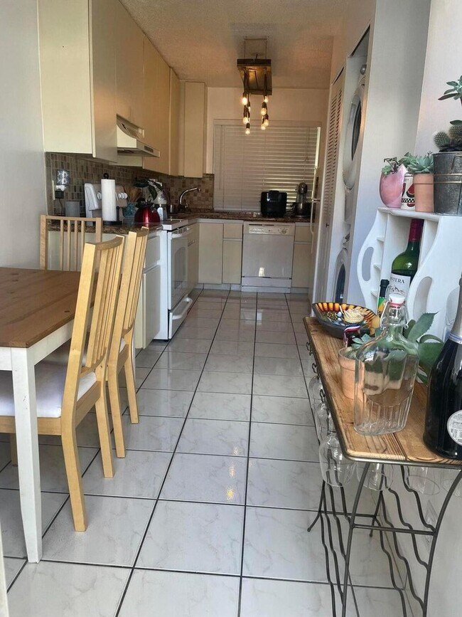 Building Photo - 1592 Springside Dr