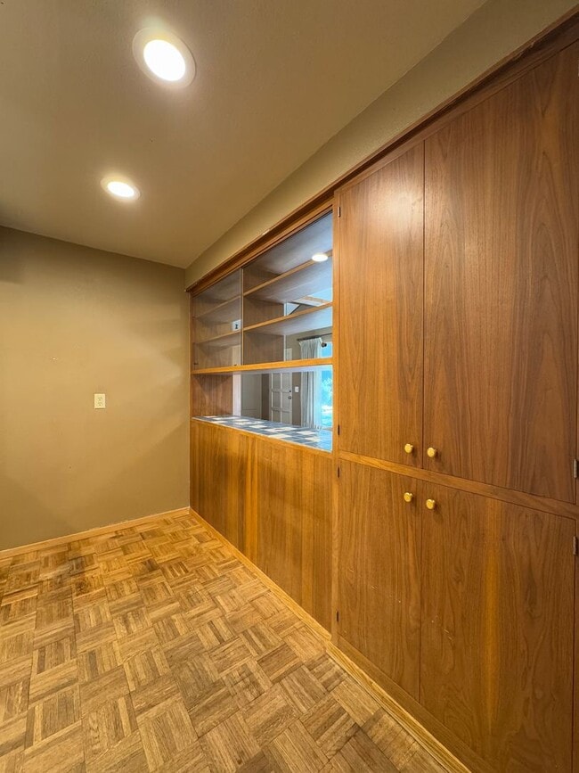 Building Photo - Spacious 6 Bedroom, 3 Bathroom Home Near CWU