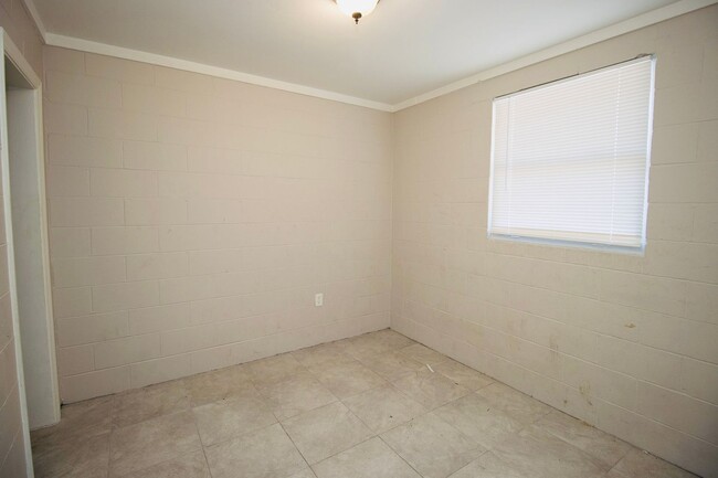 Building Photo - 2 Bedroom, 1 Bathroom - March 7th!