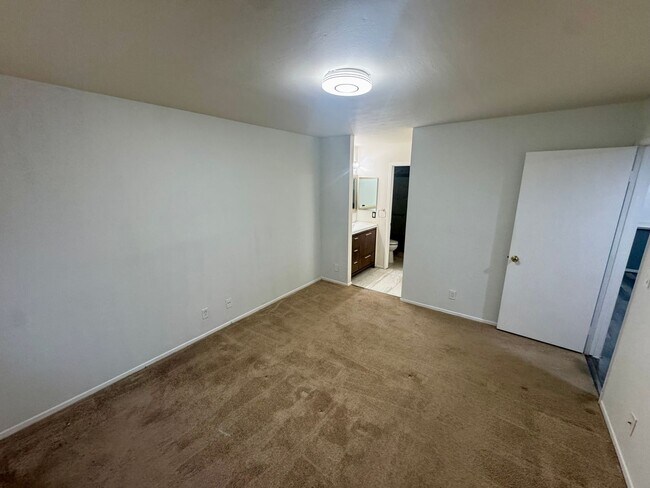 Building Photo - Spacious 3 bedroom condo
