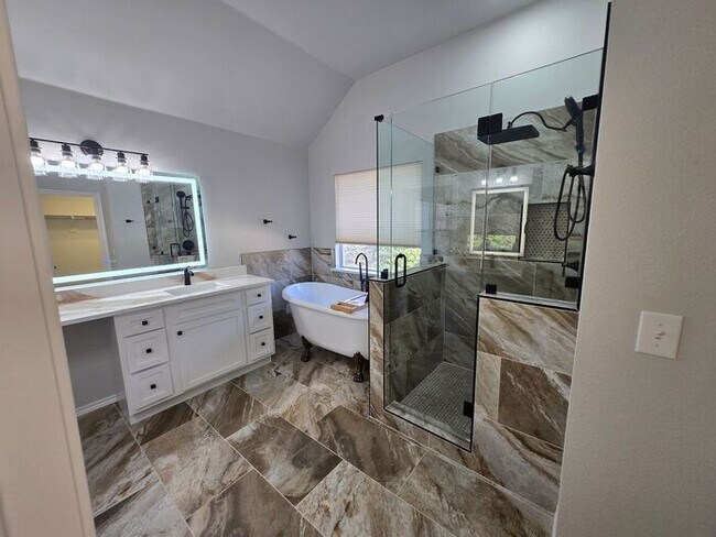 Building Photo - 6116 Thursby Ave