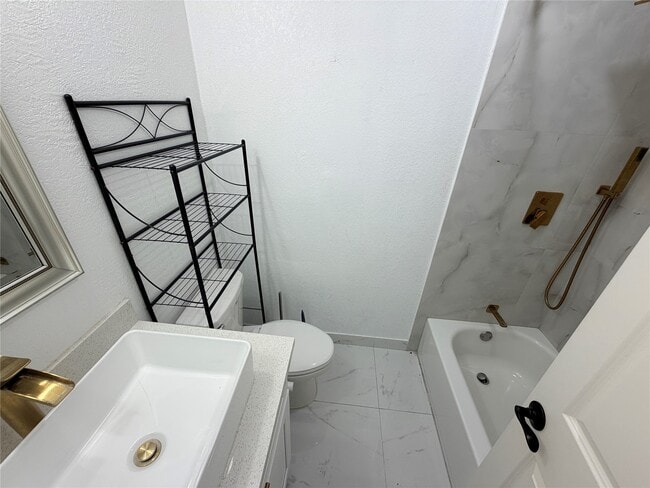 Building Photo - 15865 Ridgeroe Ln