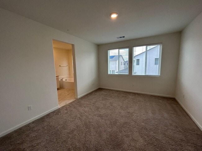 Building Photo - 5 Bedroom 4 Bathroom Home in The Quail River Gated Community with Solar!