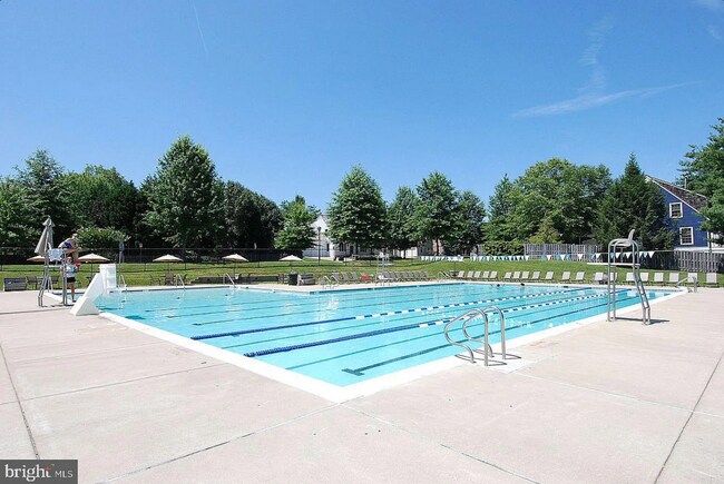 Building Photo - 913 Hillside Lake Terrace