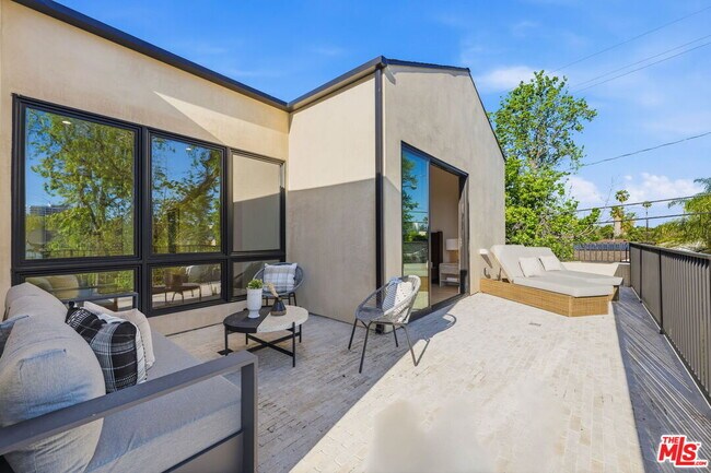 Building Photo - 16643 Addison St