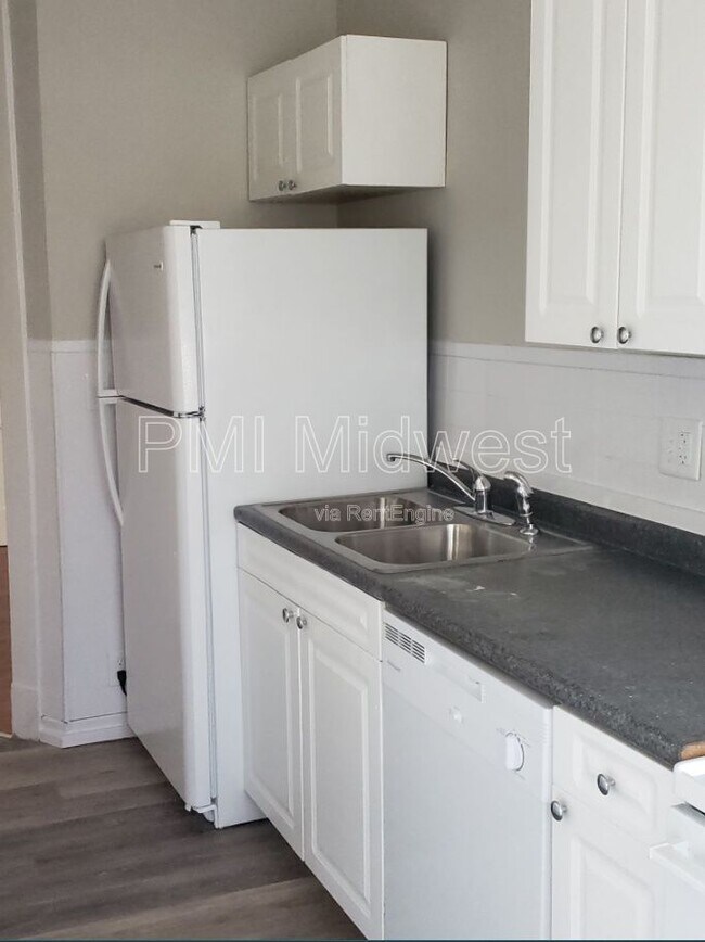 Building Photo - 125 E 17th St