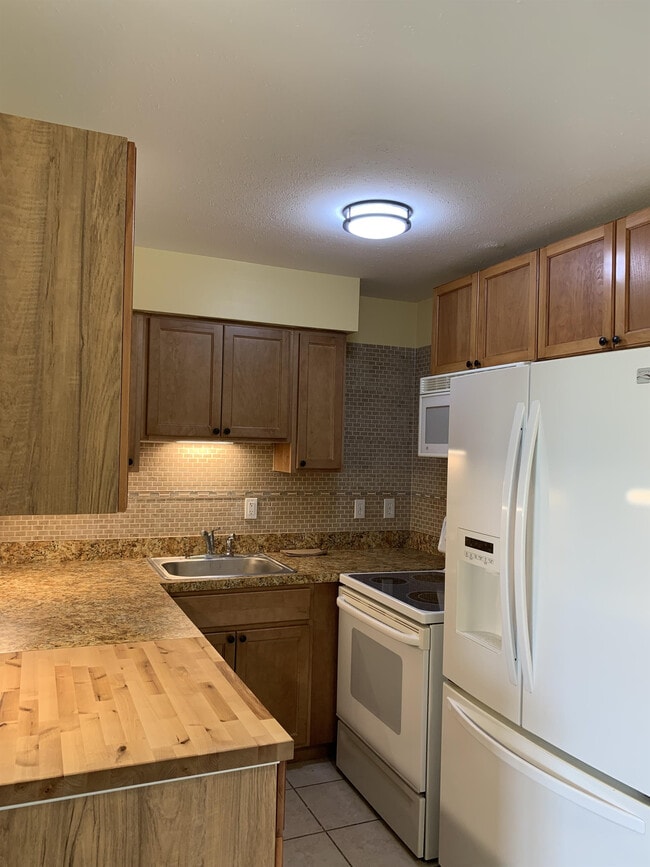 Building Photo - 1120 Vineyard St