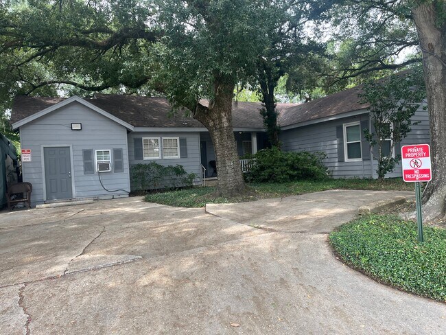 Building Photo - 1241 S College Rd