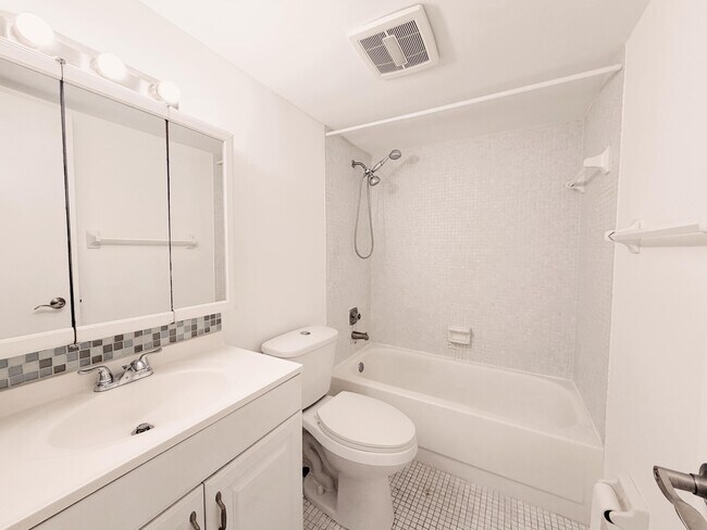 Building Photo - 600 Village Green Ct