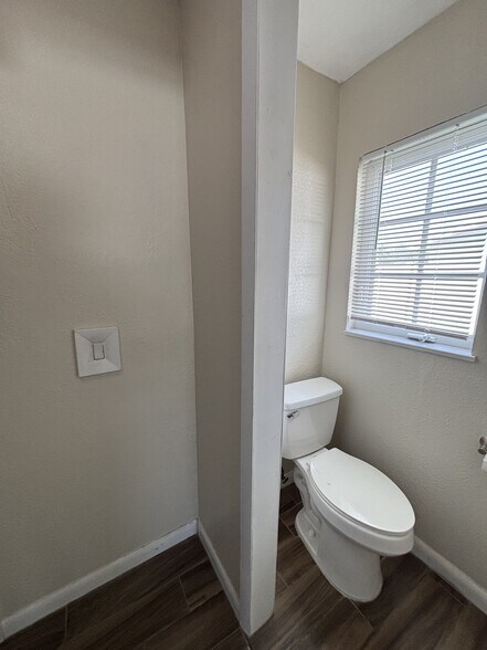 Building Photo - 4 Bed/2 Bath