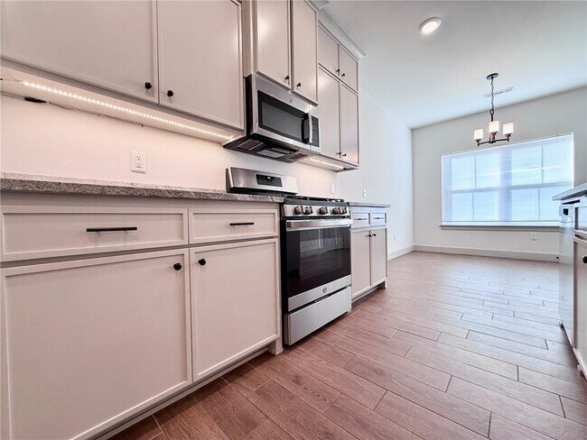 Building Photo - 1049 Parker Ln