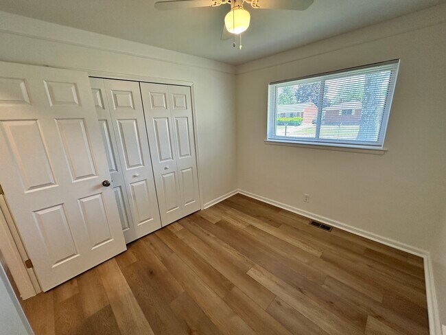 Building Photo - Impeccably Clean Warren Ranch!