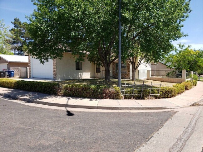 Building Photo - Cozy 3 Bedroom Single-Level Home on Corner Lot in St. George