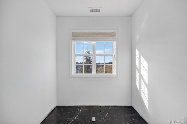 Building Photo - 5 Clearwater Ct