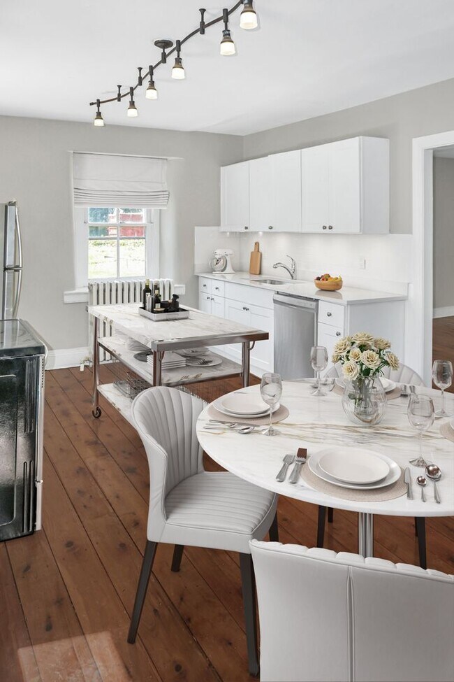 Building Photo - Beautifully Renovated 4 Bed / 1.5 Bath - S...