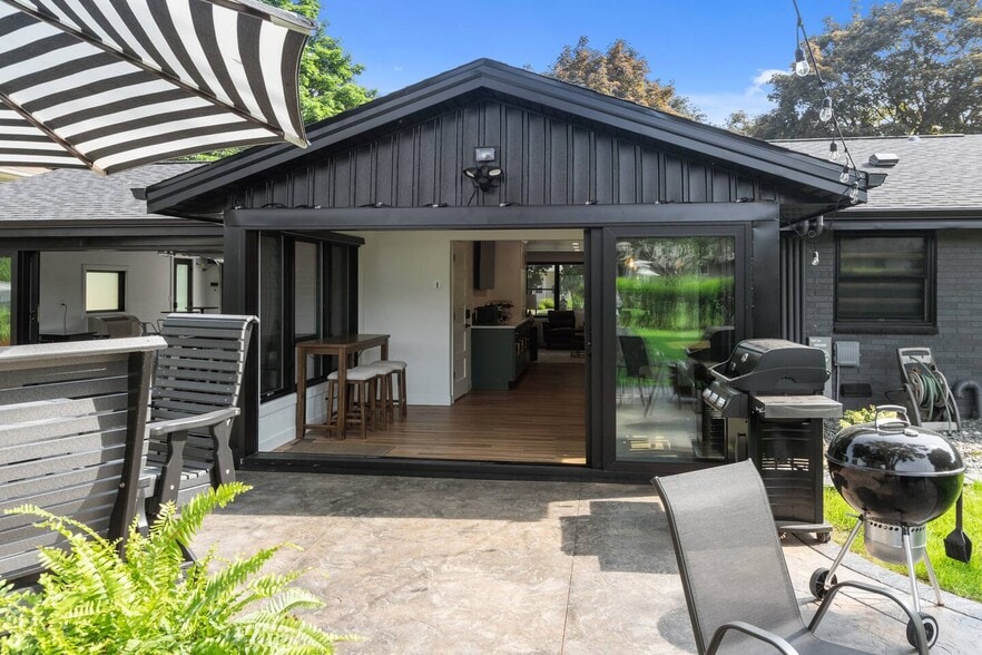 Building Photo - 1095 April Ln