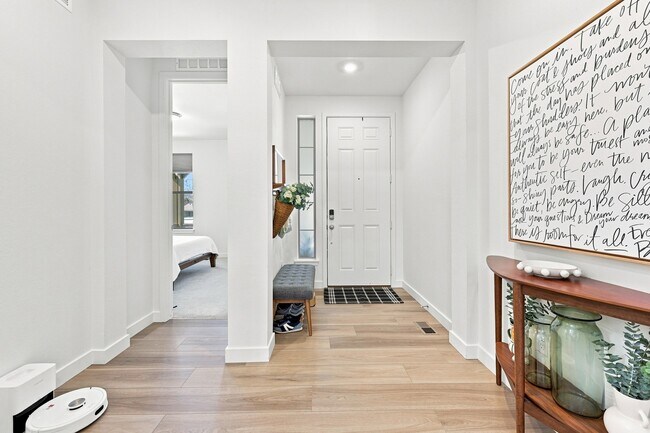 Building Photo - 3066 S Quaker St