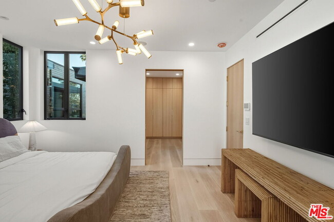 Building Photo - 738 Palms Blvd