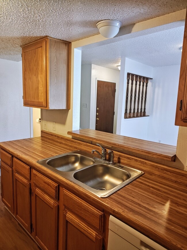 Building Photo - 1114 Royal Crest Dr
