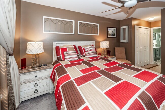 Building Photo - 7988 Shadow Oak Dr