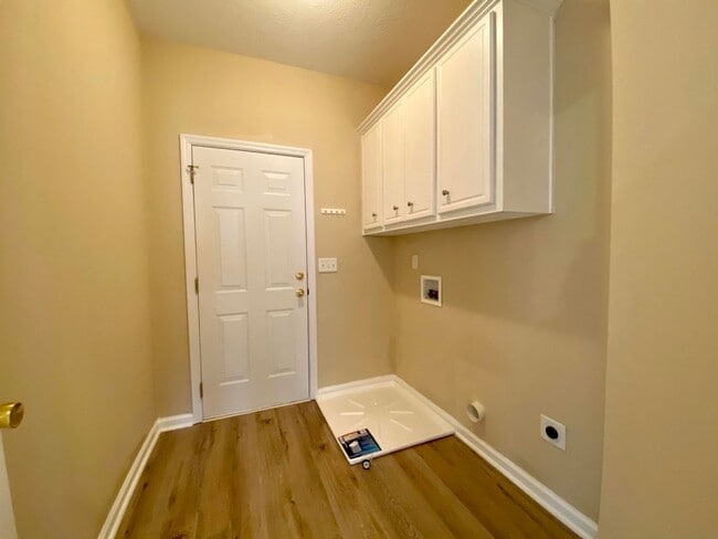 Building Photo - 4858 Somerset Dr