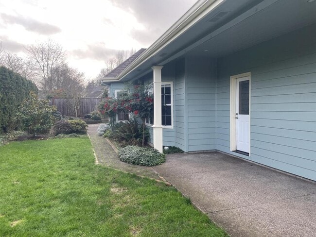 Building Photo - 2245 NW Park Terrace