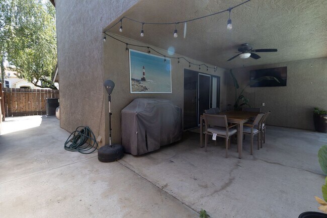 Building Photo - Stunning 3-bedroom, 2-bathroom home with a...