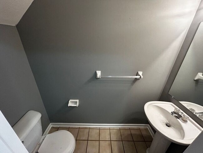 Building Photo - Fantastic Location, No Maintenence Condo
