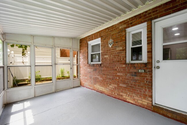 Building Photo - Stunning 2 bedroom home in Dormont availab...