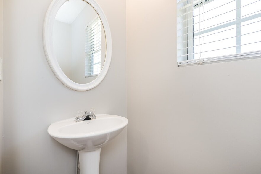 Building Photo - 6075 Flagstaf Walk