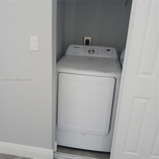 Building Photo - 492 40th Ct