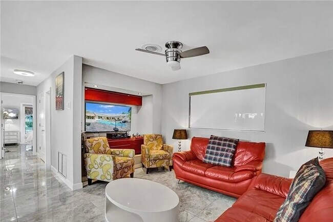 Building Photo - 2830 NE 55th St