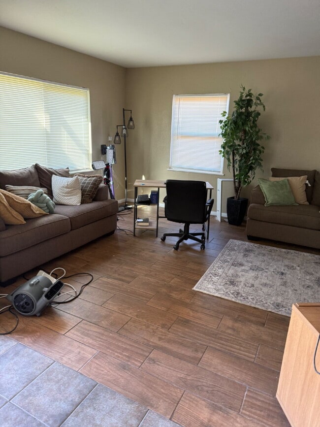 Building Photo - Don't miss out on this beautiful and spacious home!  Large back yard with detached workshop!