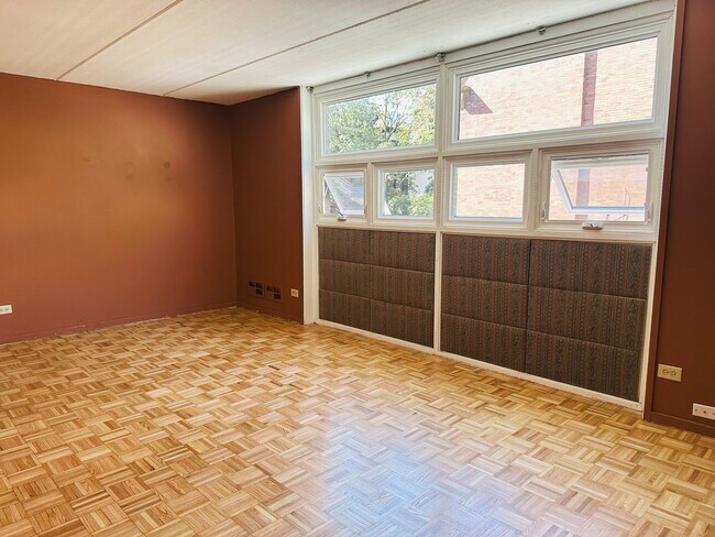 Building Photo - Hyde Park Town-House for Rent