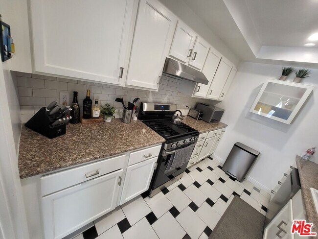Building Photo - 450 Rexford Dr