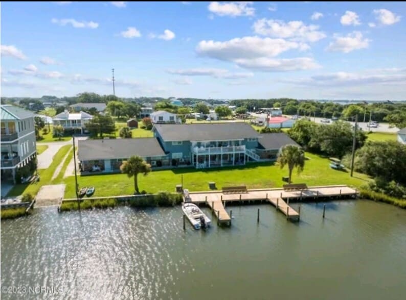 Boat ramp and day dock - 109 Cedar Ln