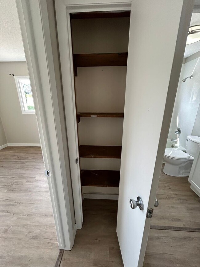 Building Photo - Recently Renovated 2 Bedroom Apartment