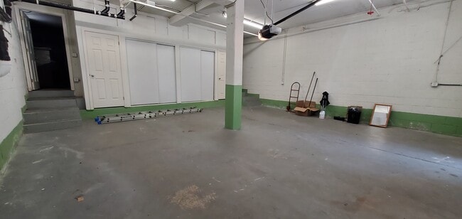 Building Photo - 8057 Willow Glen Rd