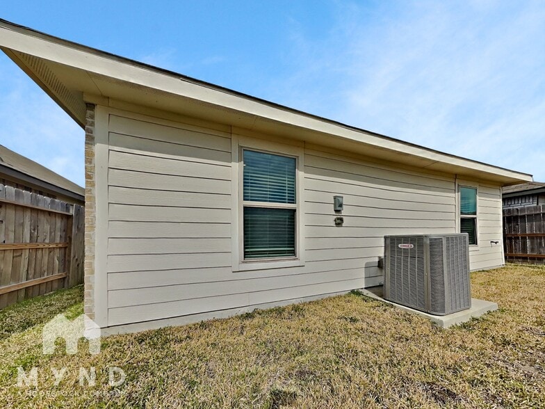 Building Photo - 4230 Magnolia Bay Dr