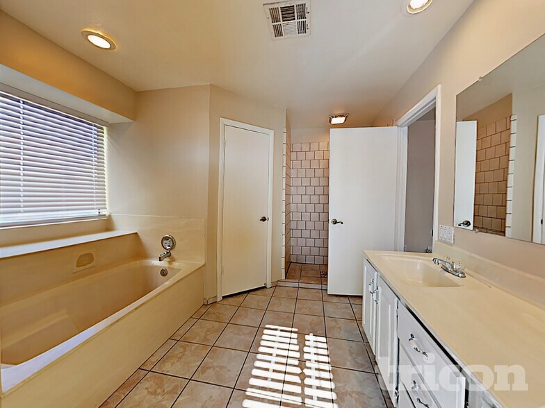 Building Photo - 7127 W McRae Way