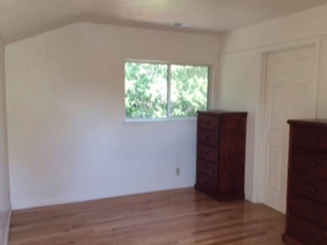 Building Photo - Light-Filled 3bedroom/2bath Near Highway &...