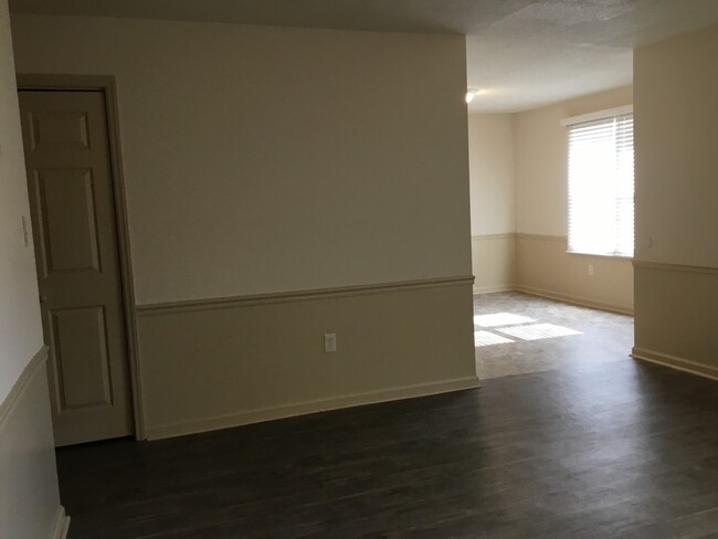 Building Photo - Newly Renovated - 2 Bedroom / 1 Bath Apart...