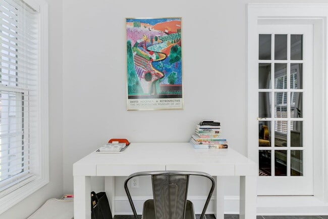 Building Photo - 5000 Bromley Ln