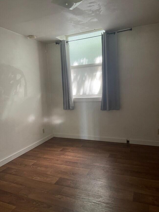 Building Photo - 1300 NE Williams St