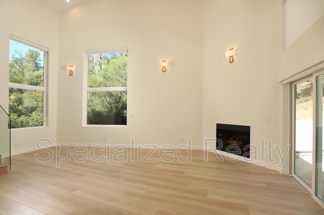 Building Photo - 1827 Hill Dr