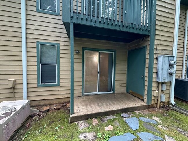 Building Photo - Adorable 2 Bedroom Condo Near UNC!