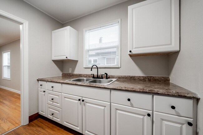 Building Photo - $500 Move-In Bonus – Modern One Bedroom in Overlook